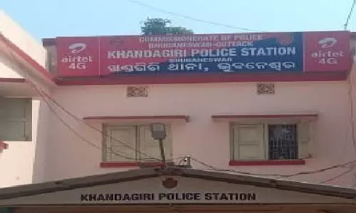 भुवनेश्वर पुलिस स्टेशन: नशे में धुत महिला ने Policemen से की बदसलूकी