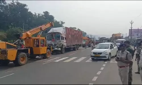 ट्रक की चपेट में आने से 3 लड़कियों की मौत ट्रक की चपेट में आने से 3 लड़कियों की मौत