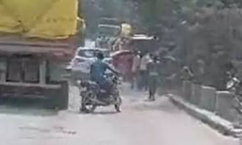 कॉलेज प्रोफेसर घायल, हाइवा चालक की लापरवाही से हुआ हादसा