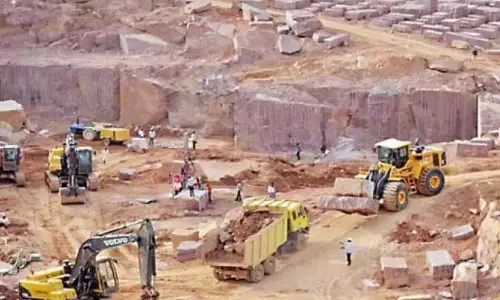 Andhra Pradesh: आदिवासी महिलाओं ने ग्रेनाइट खदान के विरोध में प्रदर्शन किया