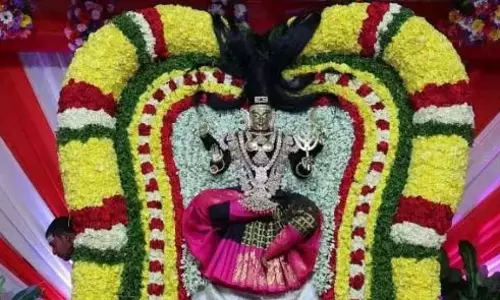 Andhra Pradesh: देवी भ्रामराम्बा को कालरात्रि के रूप में सुशोभित किया Andhra Pradesh: देवी भ्रामराम्बा को कालरात्रि के रूप में सुशोभित किया