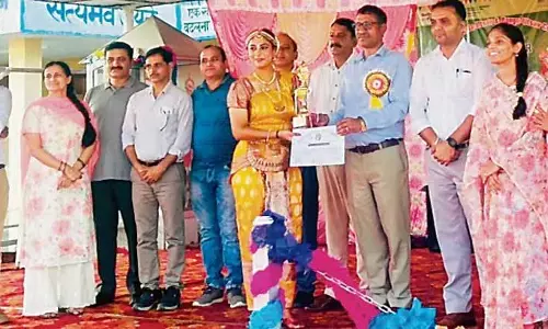 Himachal: जिला स्तरीय कार्यक्रम में अनन्या, अलीना को सर्वश्रेष्ठ कलाकार चुना गया