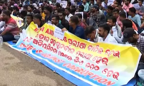 OSSC Candidates: एडमिट कार्ड से कागज की नाव बनाकर नदी में बहाई OSSC Candidates: एडमिट कार्ड से कागज की नाव बनाकर नदी में बहाई