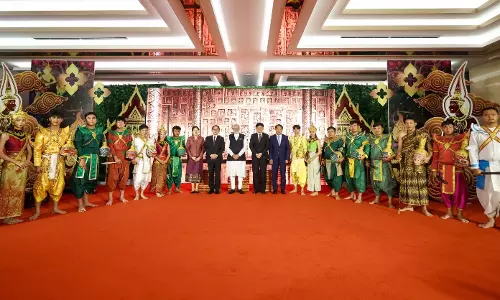 प्रधानमंत्री मोदी ने लाओस में देखी रामलीला, कलाकारों से की मुलाकात प्रधानमंत्री मोदी ने लाओस में देखी रामलीला, कलाकारों से की मुलाकात