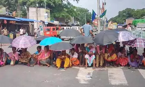 Jalpaiguri के तोतापारा चाय बागान के श्रमिकों ने बकाया भुगतान न किए जाने पर राजमार्ग जाम Jalpaiguri के तोतापारा चाय बागान के श्रमिकों ने बकाया भुगतान न किए जाने पर राजमार्ग जाम