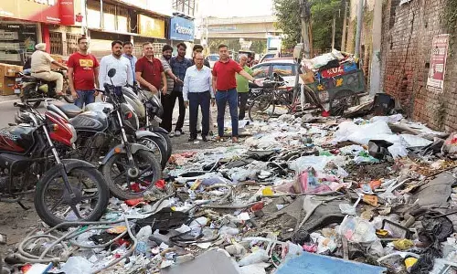 कूड़े से परेशान व्यापारियों ने MLA का दरवाजा खटखटाया