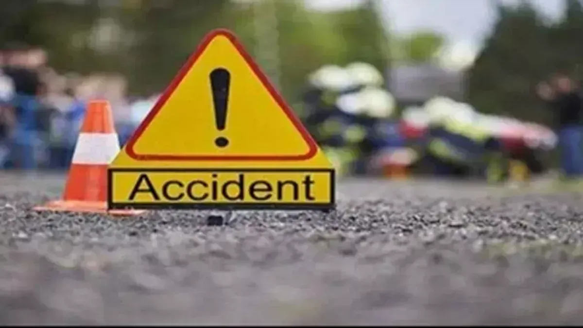 Dhanbad: सड़क दुर्घटना में बाइक सवार युवक जख्मी