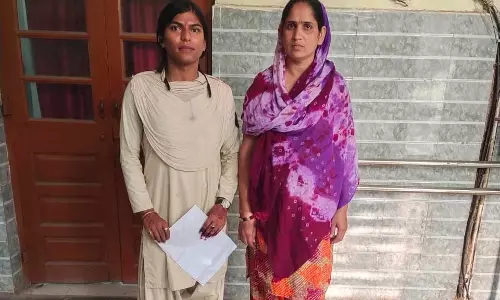 गोलबाजार पुलिस ने शराब बेच रही महिला को पकड़ा