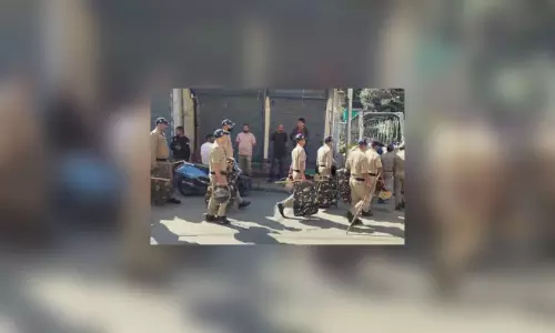 युवक ने नाबालिग लड़की से किया दुष्कर्म, आरोपी गिरफ्तार, लोगों में आक्रोश युवक ने नाबालिग लड़की से किया दुष्कर्म, आरोपी गिरफ्तार, लोगों में आक्रोश