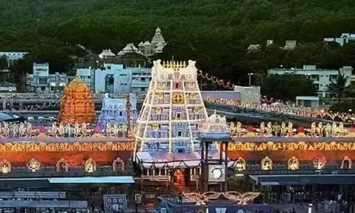 Tirumala ब्रह्मोत्सवम: भगवान वेंकटेश्वर सूर्य प्रभा वाहनम पर प्रकट होते हैं Tirumala ब्रह्मोत्सवम: भगवान वेंकटेश्वर सूर्य प्रभा वाहनम पर प्रकट होते हैं