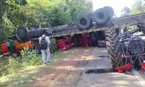 नेशनल हाईवे में बड़ा हादसा, नए ट्रैक्टर ले जा रही ट्रेलर दुर्घटनाग्रस्त नेशनल हाईवे में बड़ा हादसा, नए ट्रैक्टर ले जा रही ट्रेलर दुर्घटनाग्रस्त