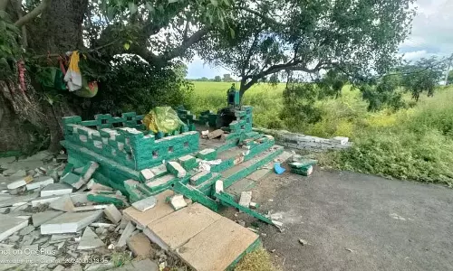 Karnataka: बदमाशों ने कुबुरागी गांव में दरगाह को अपवित्र किया Karnataka: बदमाशों ने कुबुरागी गांव में दरगाह को अपवित्र किया
