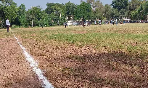 Chandigarh: विश्व स्तरीय बुनियादी ढांचे का दावा विफल, खराब मैदान पर फुटबॉल टूर्नामेंट का आयोजन Chandigarh: विश्व स्तरीय बुनियादी ढांचे का दावा विफल, खराब मैदान पर फुटबॉल टूर्नामेंट का आयोजन