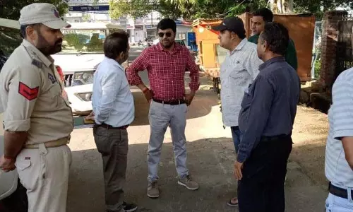 JMC आयुक्त ने विभिन्न क्षेत्रों का दौरा कर बुनियादी सुविधाओं का जायजा लिया JMC आयुक्त ने विभिन्न क्षेत्रों का दौरा कर बुनियादी सुविधाओं का जायजा लिया
