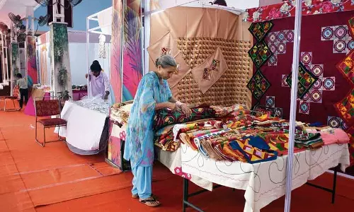 Ludhiana: शिल्प बाज़ार में ‘असली भारत’ के उत्पादों को खरीदने वालों की संख्या कम