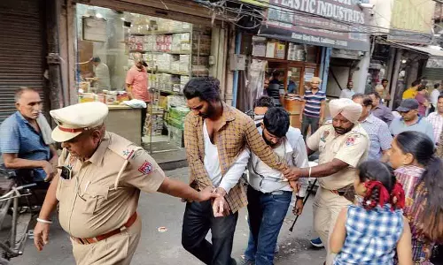 दुकानदारों ने GST अधिकारी बनकर घूम रहे तीन बदमाशों को पकड़ा