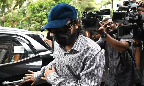 Kerala: पुलिस ने नशाखोरी के मामले में श्रीनाथ भासी से पूछताछ की Kerala: पुलिस ने नशाखोरी के मामले में श्रीनाथ भासी से पूछताछ की