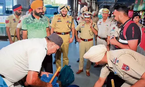 ग्रामीण चुनावों से पहले पुलिस ने Amritsar जिले में तलाशी अभियान चलाया