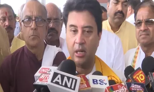सिंधिया ने MP की महिलाओं से राउत को उनकी लाडली बहना योजना टिप्पणी पर करारा जवाब देने का अनुरोध किया सिंधिया ने MP की महिलाओं से राउत को उनकी लाडली बहना योजना टिप्पणी पर करारा जवाब देने का अनुरोध किया