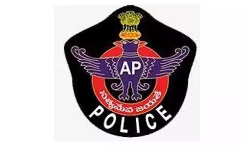 Andhra Pradesh: पुलिस ने आत्महत्या का प्रयास कर रही महिला की जान बचाई