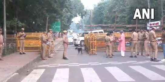 अखिलेश यादव के आवास के बाहर बैरिकेडिंग और भारी संख्या में पुलिस बल तैनात, Video