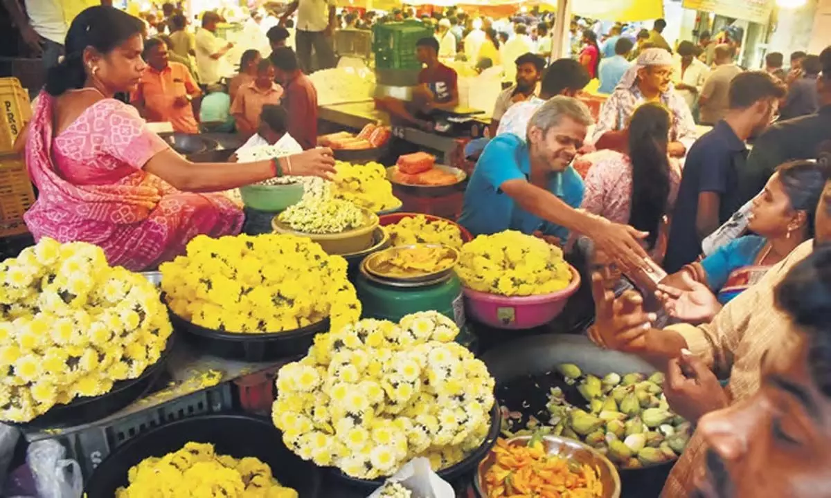 Tamil: तमिलनाडु में फूलों और सब्जियों के दाम आसमान छू रहे