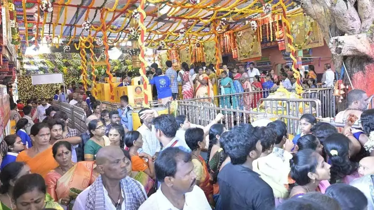 Andhra Pradesh: दुर्गा मंदिर में दूसरे दिन भी भारी भीड़ जारी रही