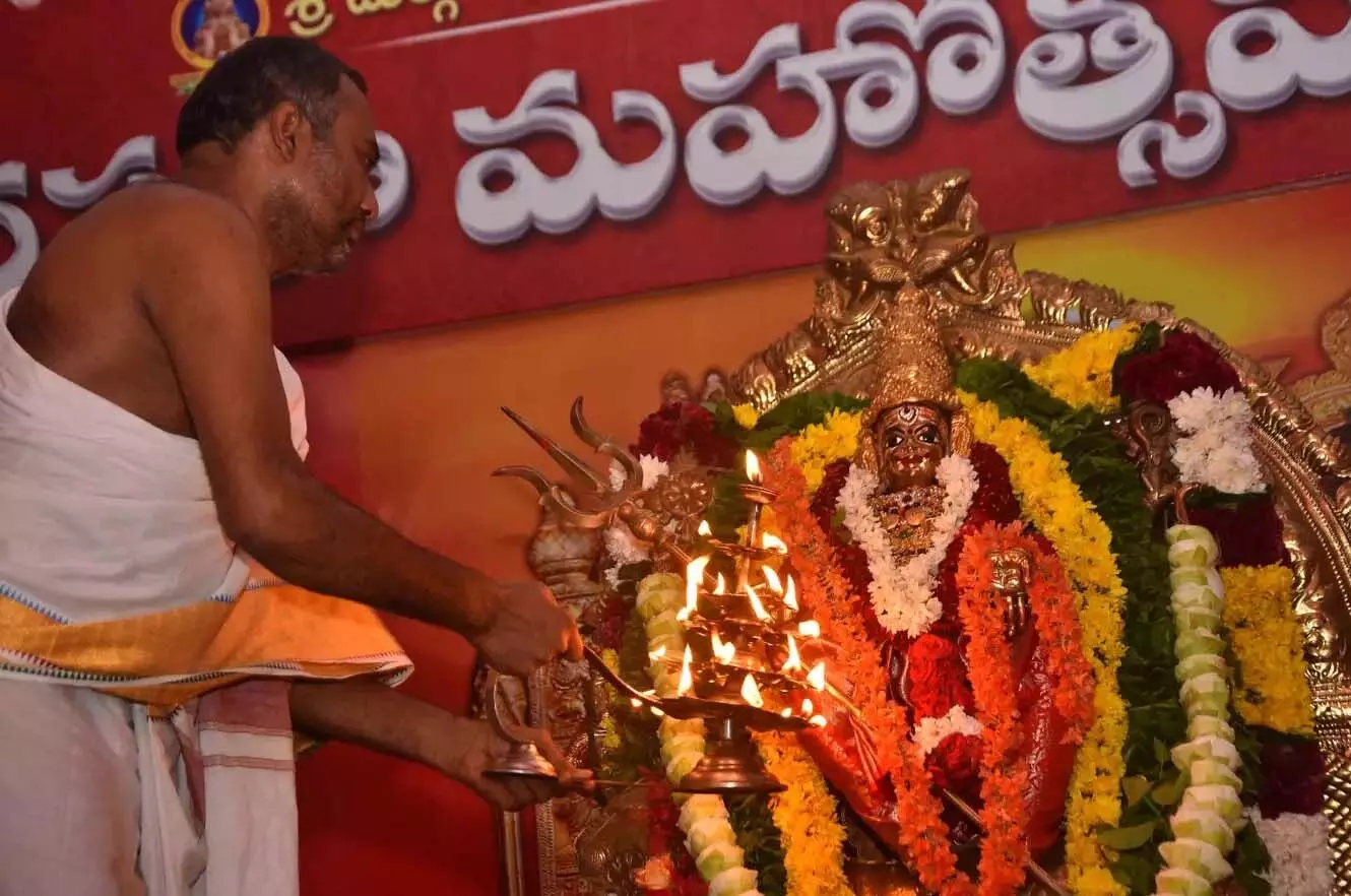 Andhra Pradesh: नवरात्रि दर्शन के लिए दुर्गा मंदिर में उमड़े श्रद्धालु