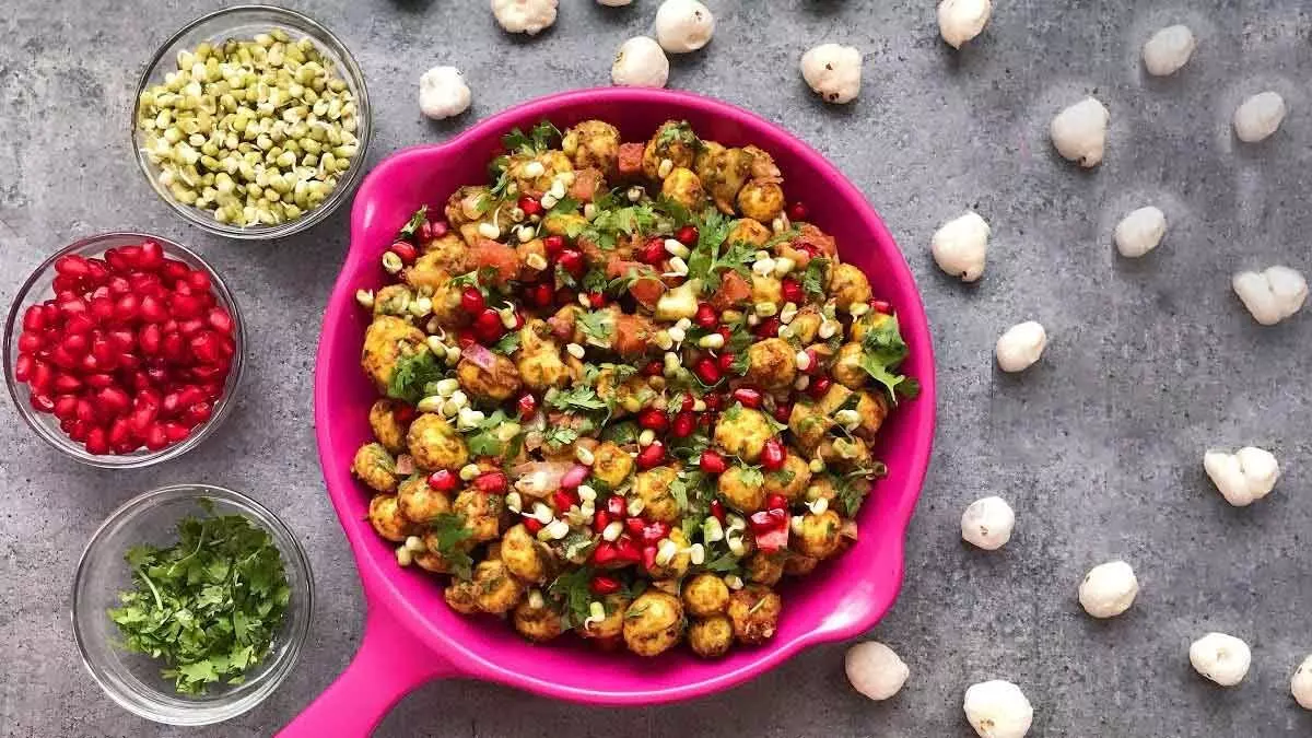 makhana chaat: नाश्ते में बनाना है कुछ हल्का तो बनाए हेल्दी मखाना चांट