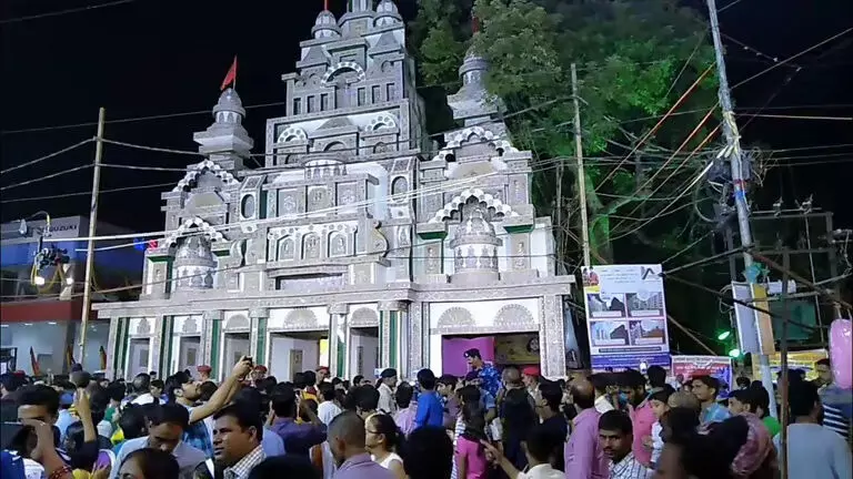 Assam : देमो में देवी दुर्गा का आशीर्वाद लेने के लिए पूजा पंडालों में उमड़ी श्रद्धालुओं की भीड़