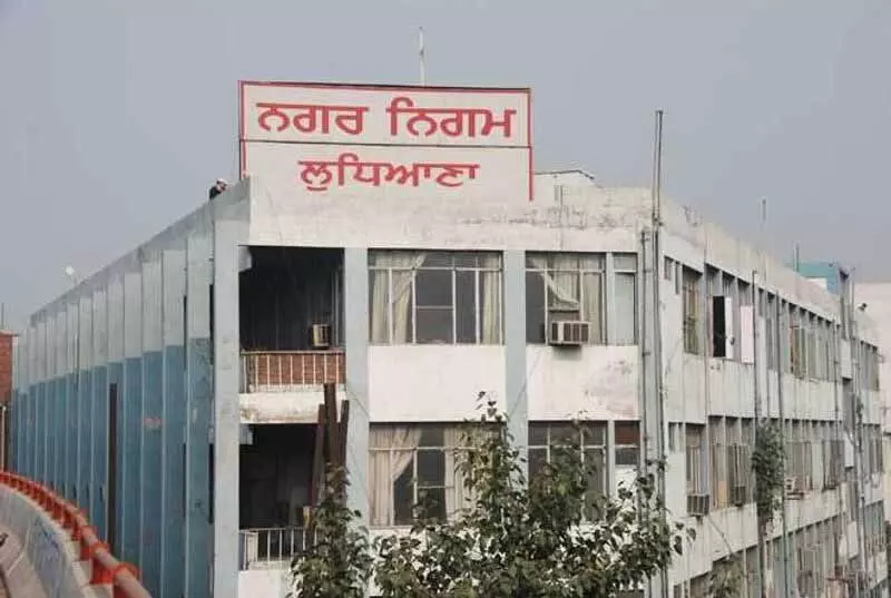 Ludhiana MC प्रमुख ने जोन बी कार्यालय का औचक निरीक्षण किया