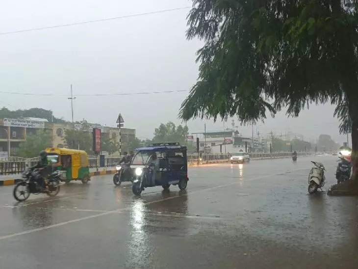 Weather: रावण दहन में बारिश का खतरा, कई जिलों में हुई बारिश