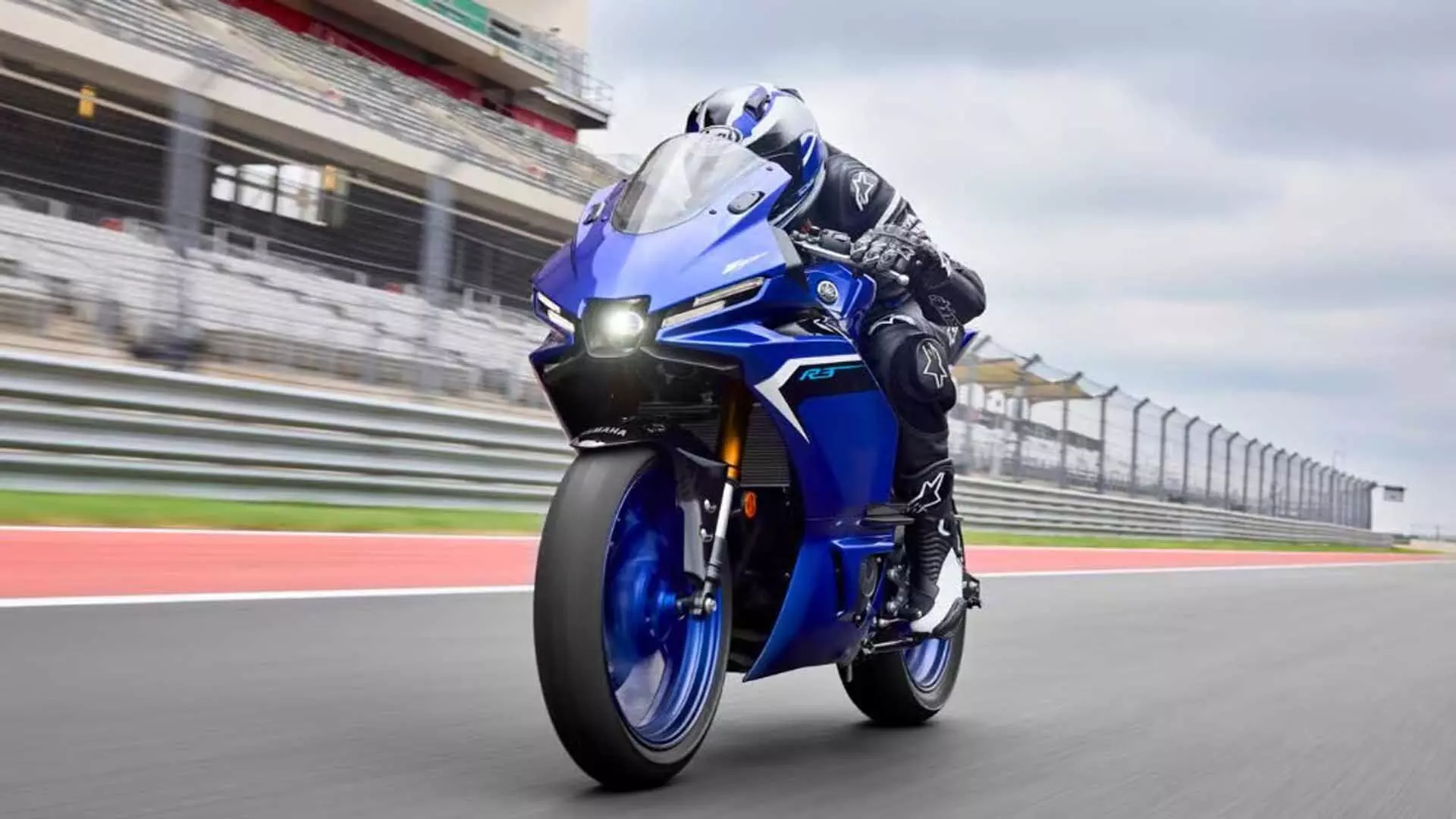 Yamaha R3 को मिला आधुनिक रूप: नया टीएफटी डिस्प्ले और आकर्षक डिजाइन