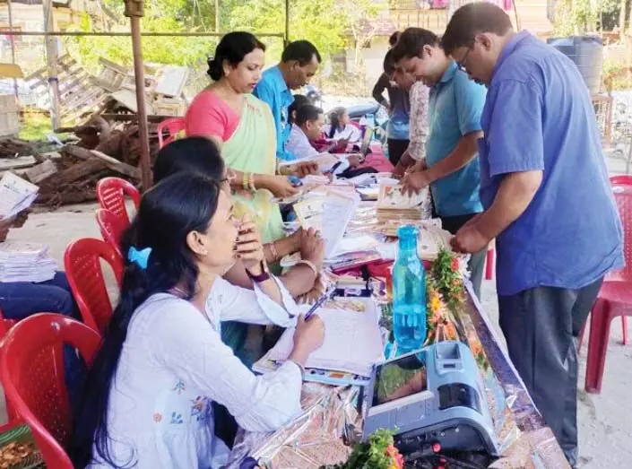 दुर्गा पंडाल में चलाया गया जनसमस्या निवारण शिविर