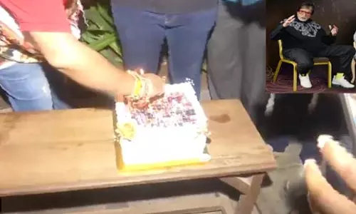 फैंस ने अमिताभ बच्चन के जन्मदिन पर काटा केक, Video फैंस ने अमिताभ बच्चन के जन्मदिन पर काटा केक, Video