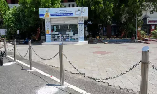 Tamil: त्रिची रेलवे जंक्शन पर दवा की दुकान तक पहुंचने में बाधा उत्पन्न करने वाला बैरिकेड Tamil: त्रिची रेलवे जंक्शन पर दवा की दुकान तक पहुंचने में बाधा उत्पन्न करने वाला बैरिकेड