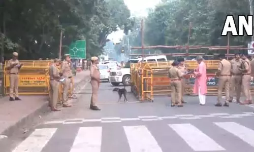 अखिलेश यादव के आवास के बाहर बैरिकेडिंग और भारी संख्या में पुलिस बल तैनात, Video