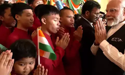 विएंतियाने में प्रधानमंत्री का स्वागत गायत्री मंत्र और बिहू से हुआ