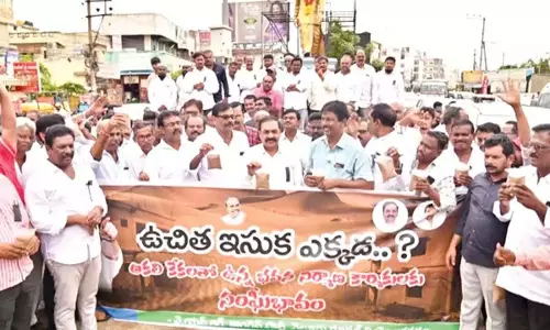 Andhra: वाईएसआरसीपी ने नई रेत नीति के खिलाफ विरोध प्रदर्शन किया