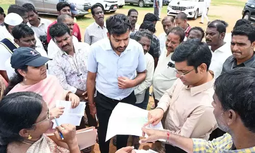 Andhra: कलेक्टर ने सेट्टीपल्ली में सरकारी जमीन का निरीक्षण किया