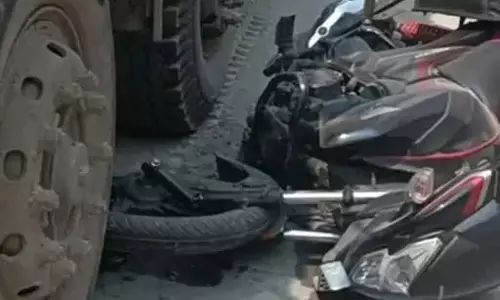 राखड़ वाहन ने लिया चपेट में, बाइक क्षतिग्रस्त