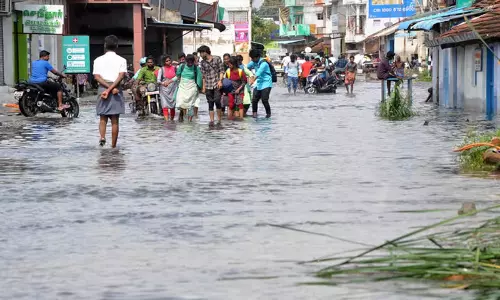 Tamil: सेलम में सेलाथमपट्टी झील बारिश के कारण ओवरफ्लो हो गई Tamil: सेलम में सेलाथमपट्टी झील बारिश के कारण ओवरफ्लो हो गई