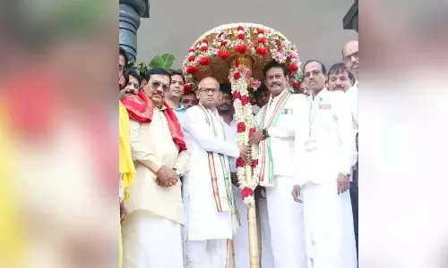 Andhra: पारंपरिक स्वर्ण छत्र उत्सव का आयोजन Andhra: पारंपरिक स्वर्ण छत्र उत्सव का आयोजन