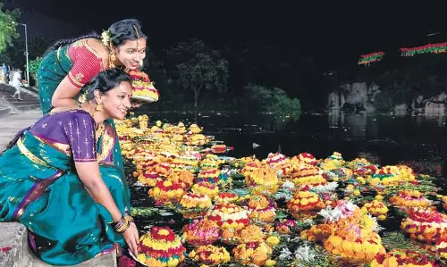 Telangana: तेलुगु महिलाओं ने सद्दुला बथुकम्मा को दी विदाई Telangana: तेलुगु महिलाओं ने सद्दुला बथुकम्मा को दी विदाई
