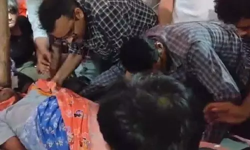 RG Kar protest: भूख हड़ताल पर बैठे जूनियर डॉक्टर अस्पताल में भर्ती RG Kar protest: भूख हड़ताल पर बैठे जूनियर डॉक्टर अस्पताल में भर्ती