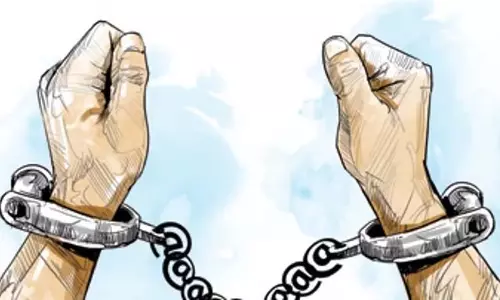 Odisha: भूमि धोखाधड़ी मामले में ओडिया फिल्म निर्माता गिरफ्तार Odisha: भूमि धोखाधड़ी मामले में ओडिया फिल्म निर्माता गिरफ्तार