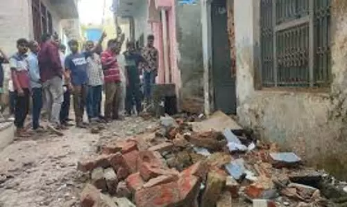 UP News:  मकान का छज्जा गिरने से तीन लोग  घायल