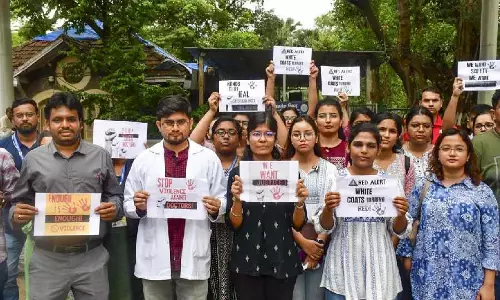 डॉक्टरों की हालत बिगड़ी, लेकिन अनशन जारी, NBMCH में सामूहिक इस्तीफे की संख्या 50 तक पहुंची