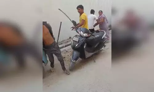 रास्ते के विवाद को लेकर दो पक्षों में हुई मारपीट, वीडियो आया सामने, एक गिरफ्तार रास्ते के विवाद को लेकर दो पक्षों में हुई मारपीट, वीडियो आया सामने, एक गिरफ्तार