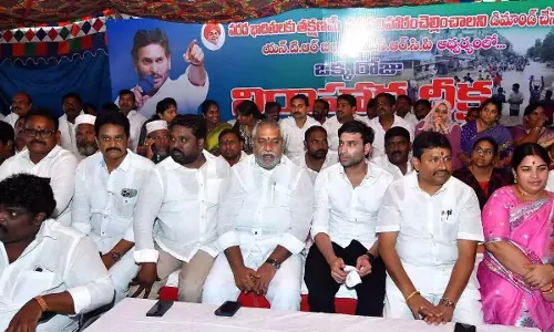 YSRCP ने बाढ़ पीड़ितों के लिए मुआवजे की मांग की YSRCP ने बाढ़ पीड़ितों के लिए मुआवजे की मांग की